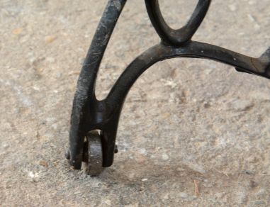 (11-077/6) Õmblusmasina jalgadel riiul