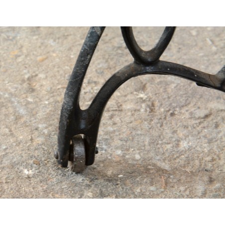 (11-077/6) Õmblusmasina jalgadel riiul (11-077/6) Õmblusmasina jalgadel riiul