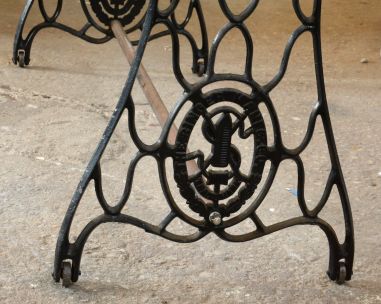 (11-077/6) Õmblusmasina jalgadel riiul