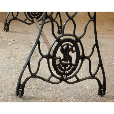 (11-077/6) Õmblusmasina jalgadel riiul (11-077/6) Õmblusmasina jalgadel riiul