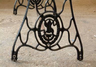 (11-077/6) Õmblusmasina jalgadel riiul