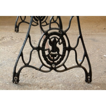 (11-077/6) Õmblusmasina jalgadel riiul (11-077/6) Õmblusmasina jalgadel riiul