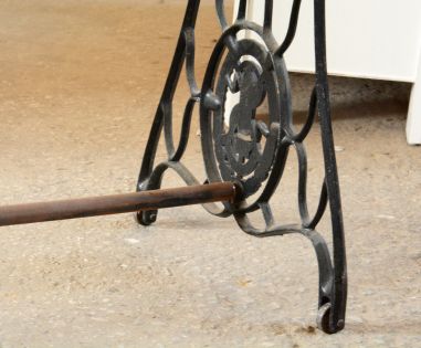 (11-077/6) Õmblusmasina jalgadel riiul