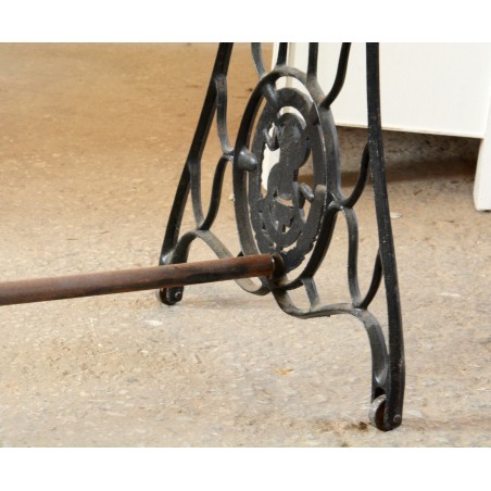 (11-077/6) Õmblusmasina jalgadel riiul (11-077/6) Õmblusmasina jalgadel riiul