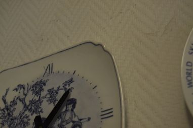 (L-287) Portselankorpusega käsimaalingu ja autori nimega seinakell