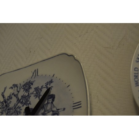 (L-287) Portselankorpusega käsimaalingu ja autori nimega seinakell