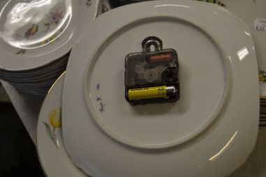 (L-287) Portselankorpusega käsimaalingu ja autori nimega seinakell