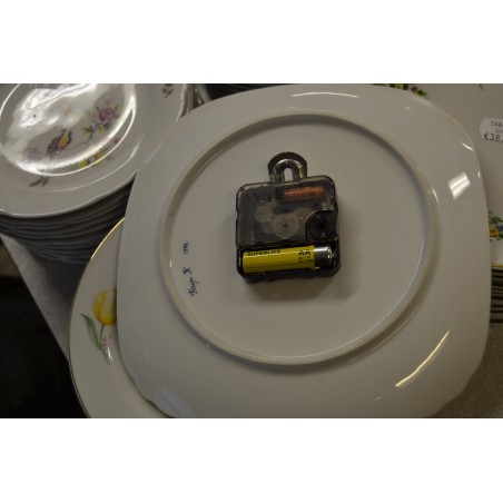 (L-287) Portselankorpusega käsimaalingu ja autori nimega seinakell