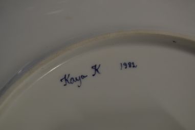 (L-287) Portselankorpusega käsimaalingu ja autori nimega seinakell