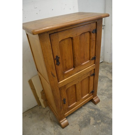 (12-008) Suurem rustikaalne kapp