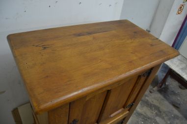 (12-008) Suurem rustikaalne kapp