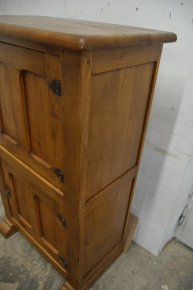 (12-008) Suurem rustikaalne kapp