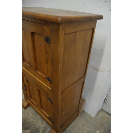 (12-008) Suurem rustikaalne kapp