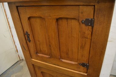 (12-008) Suurem rustikaalne kapp