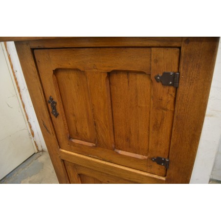 (12-008) Suurem rustikaalne kapp