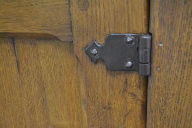 (12-008) Suurem rustikaalne kapp