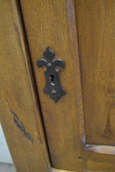 (12-008) Suurem rustikaalne kapp