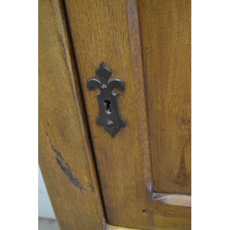 (12-008) Suurem rustikaalne kapp