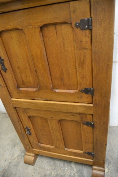 (12-008) Suurem rustikaalne kapp