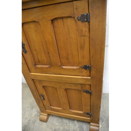 (12-008) Suurem rustikaalne kapp