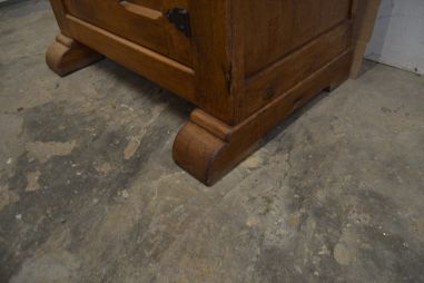 (12-008) Suurem rustikaalne kapp