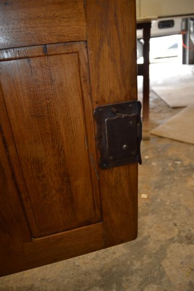 (12-008) Suurem rustikaalne kapp