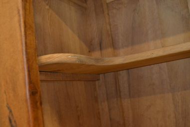 (12-008) Suurem rustikaalne kapp