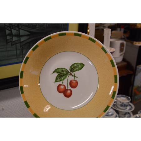 (n-4875)  Churchill kirssidega supi-pastataldrikud, 4tk (n-4875)  Churchill kirssidega supi-pastataldrikud, 4tk