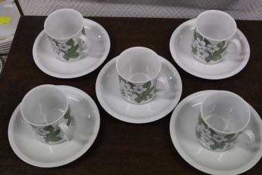 (n-4971/7) Azberg, õunapuuõitega kohvitassid-taldrikud, 5tk
