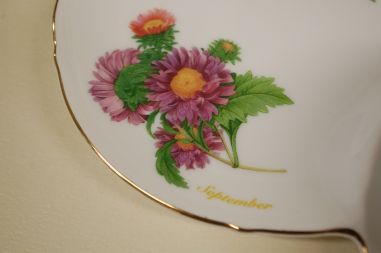 (n-5061) Krüsanteemidega huvitav kollektsioontass-taldrik "September"