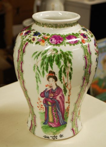 (n-5130) Idamaine uhke vaas, itaalia 2