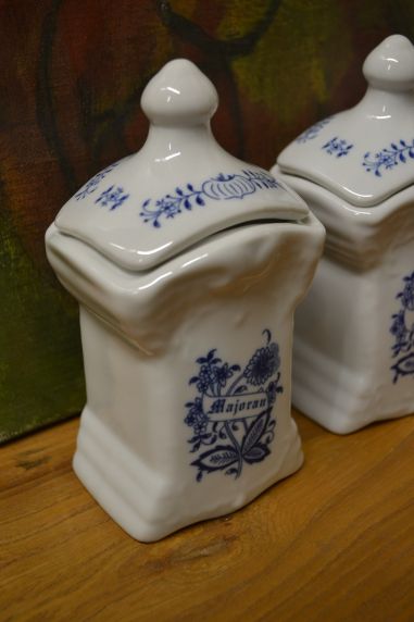 (n-5228) Sibulamustriga maitseainetoosid 4 tk komplektis