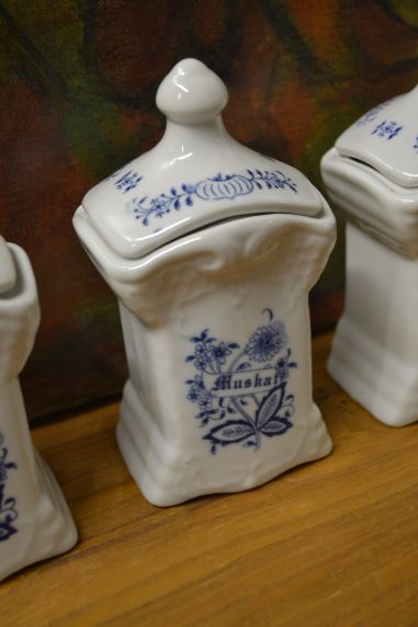 (n-5228) Sibulamustriga maitseainetoosid 4 tk komplektis