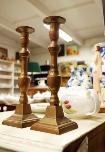 (n-5243) Vanad kollasest metallist küünlajalad, paar 2