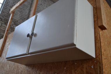 (9-546) Valge seinakapp