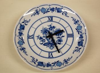 (n-5638) Jlmenau, sibulamustriga portselanist seinakell