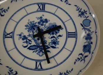 (n-5638) Jlmenau, sibulamustriga portselanist seinakell 2