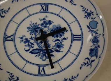 (n-5638) Jlmenau, sibulamustriga portselanist seinakell