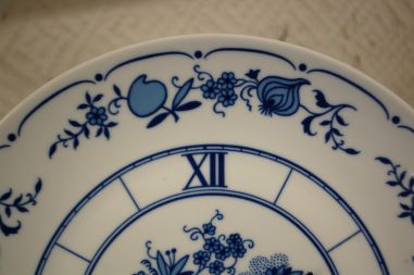 (n-5638) Jlmenau, sibulamustriga portselanist seinakell