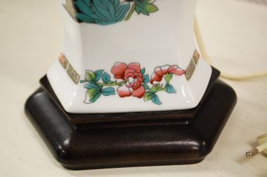 (n-5657) Limoges, kõrge lilleline laualamp