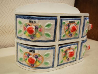 (n-5707) Valge puitraamiga maitseaineriiul