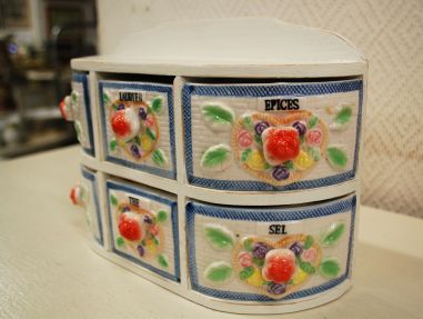 (n-5707) Valge puitraamiga maitseaineriiul