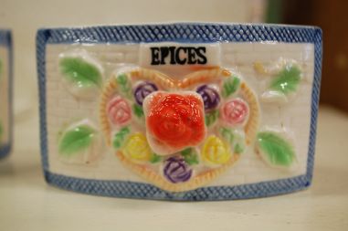 (n-5707) Valge puitraamiga maitseaineriiul