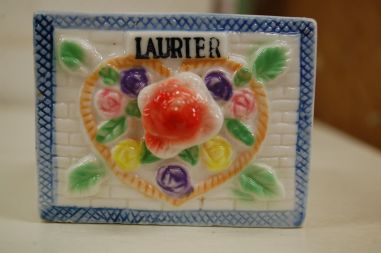 (n-5707) Valge puitraamiga maitseaineriiul