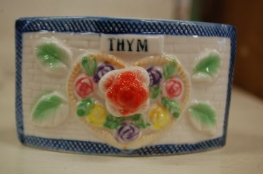 (n-5707) Valge puitraamiga maitseaineriiul