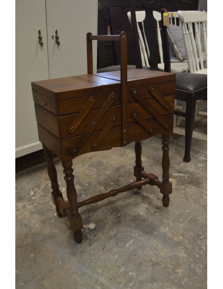 (L-403)  Suurem jalgadel käsitöökast