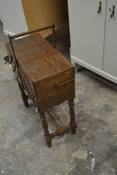 (L-403)  Suurem jalgadel käsitöökast