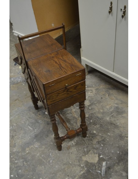 (L-403)  Suurem jalgadel käsitöökast