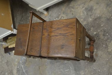 (L-403)  Suurem jalgadel käsitöökast