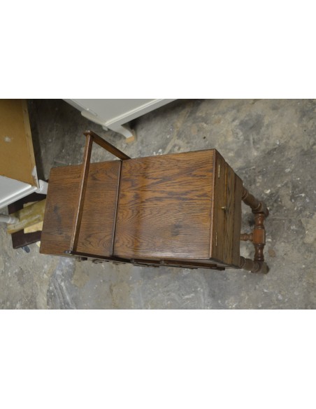 (L-403)  Suurem jalgadel käsitöökast